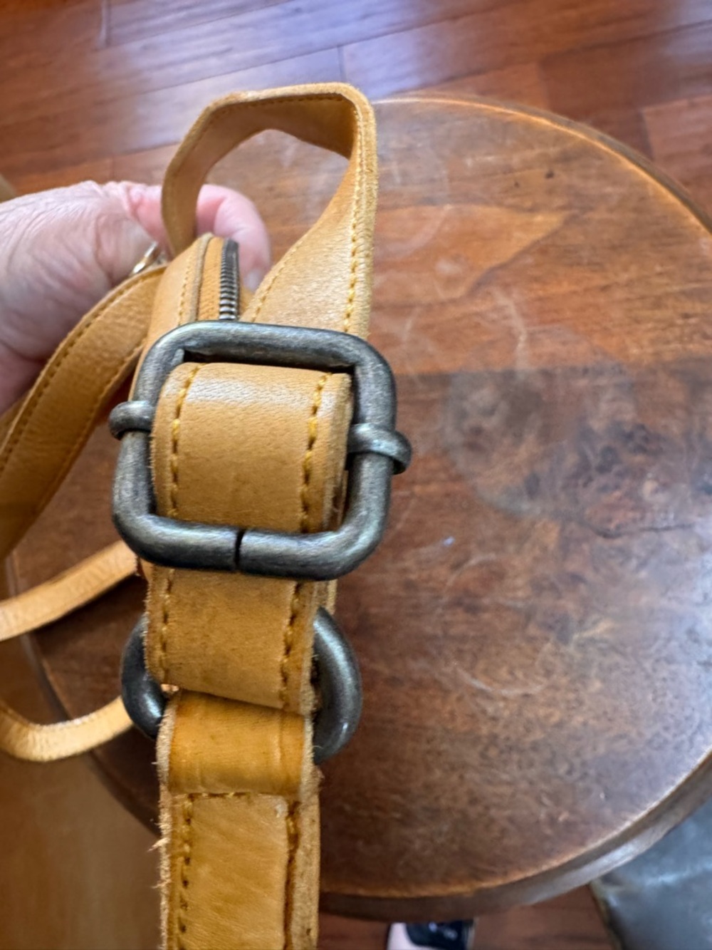 Vilencia Woven Leather  Round Crossbody Bag - Picture 10 of 16